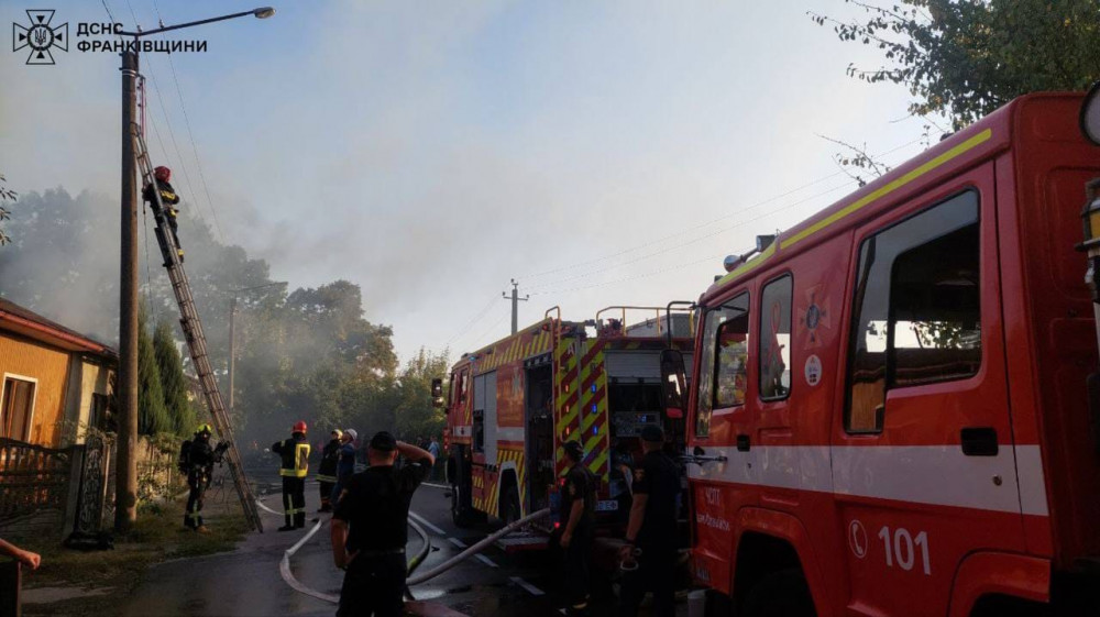 Вогнеборці ліквідували пожежу на вулиці Деповській у Франківську