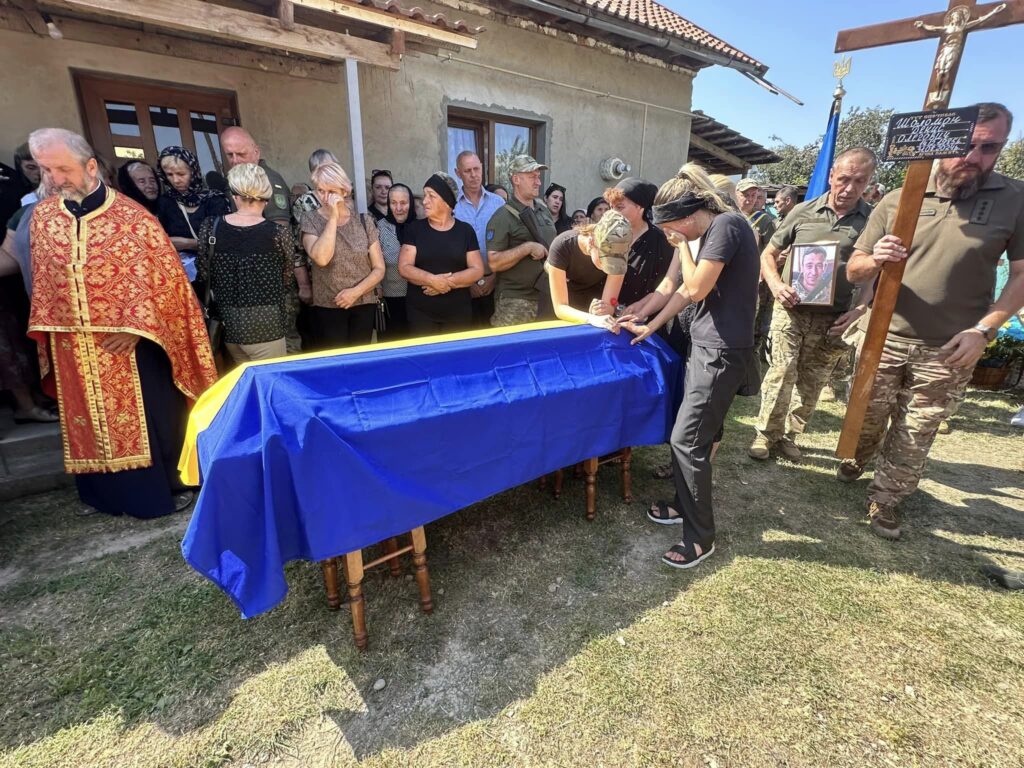 На Прикарпатті провели в останню земну дорогу захисника Дениса Шоломона