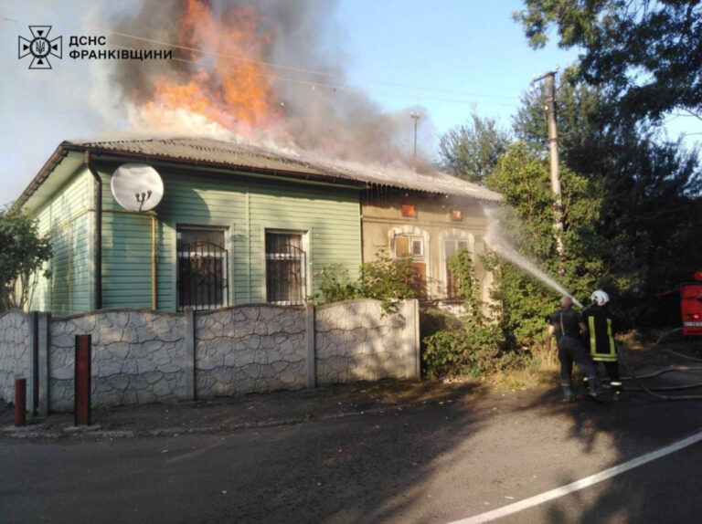 Вогнеборці ліквідували пожежу на вулиці Деповській у Франківську