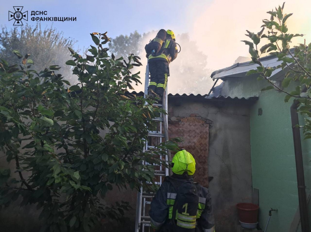 Вогнеборці ліквідували пожежу на вулиці Деповській у Франківську