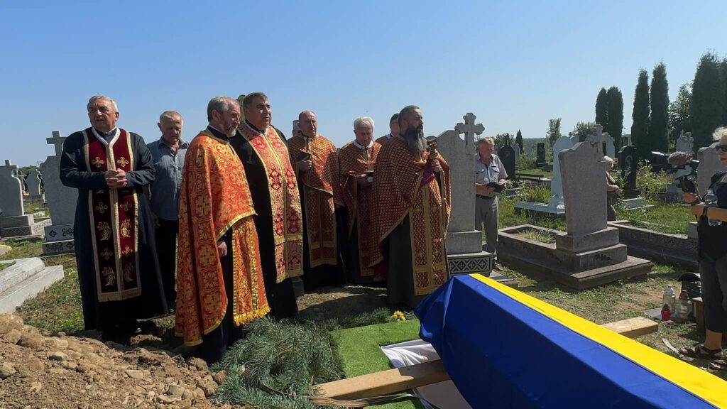 На Прикарпатті провели в останню земну дорогу захисника Дениса Шоломона