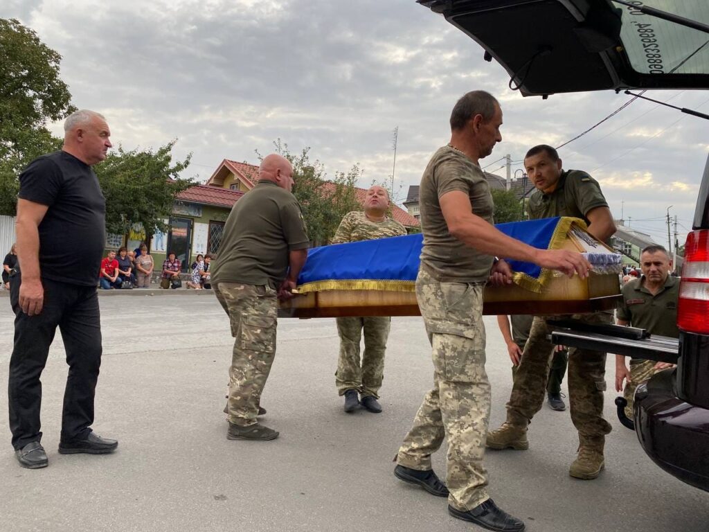 На Прикарпатті на колінах зустріли полеглого Героя Ігоря Левицького ФОТО