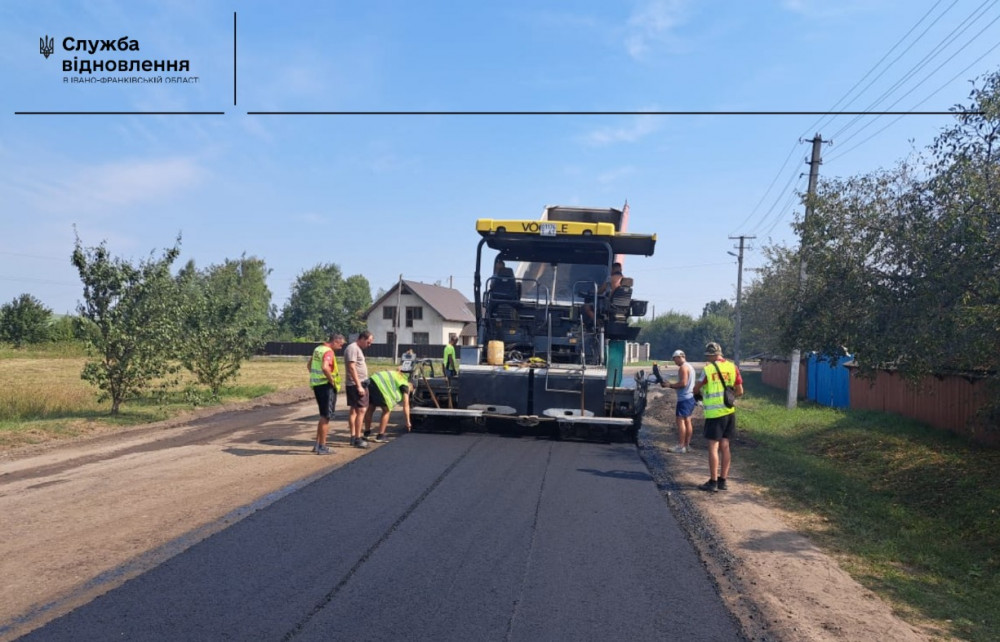 Дорожники продовжують ліквідовувати ямковість на автошляхах Прикарпаття