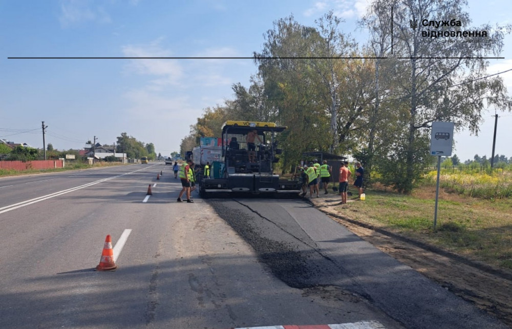 Дорожники продовжують ліквідовувати ямковість на автошляхах Прикарпаття