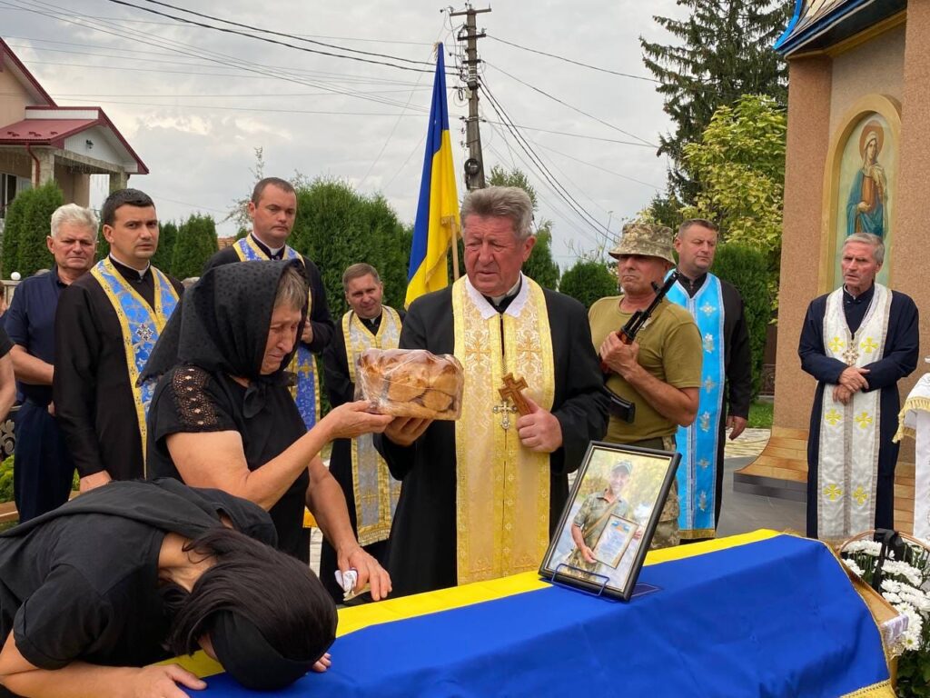 На Прикарпатті на колінах зустріли полеглого Героя Ігоря Левицького ФОТО