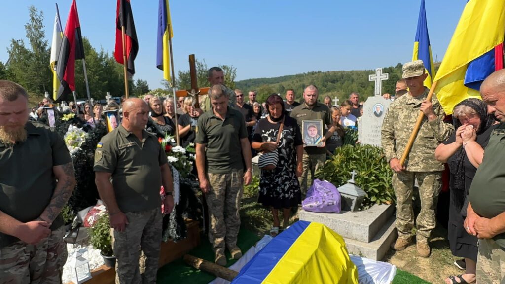 У Надвірнянські громаді попрощалися із полеглим Героєм Василем Ревуцьким