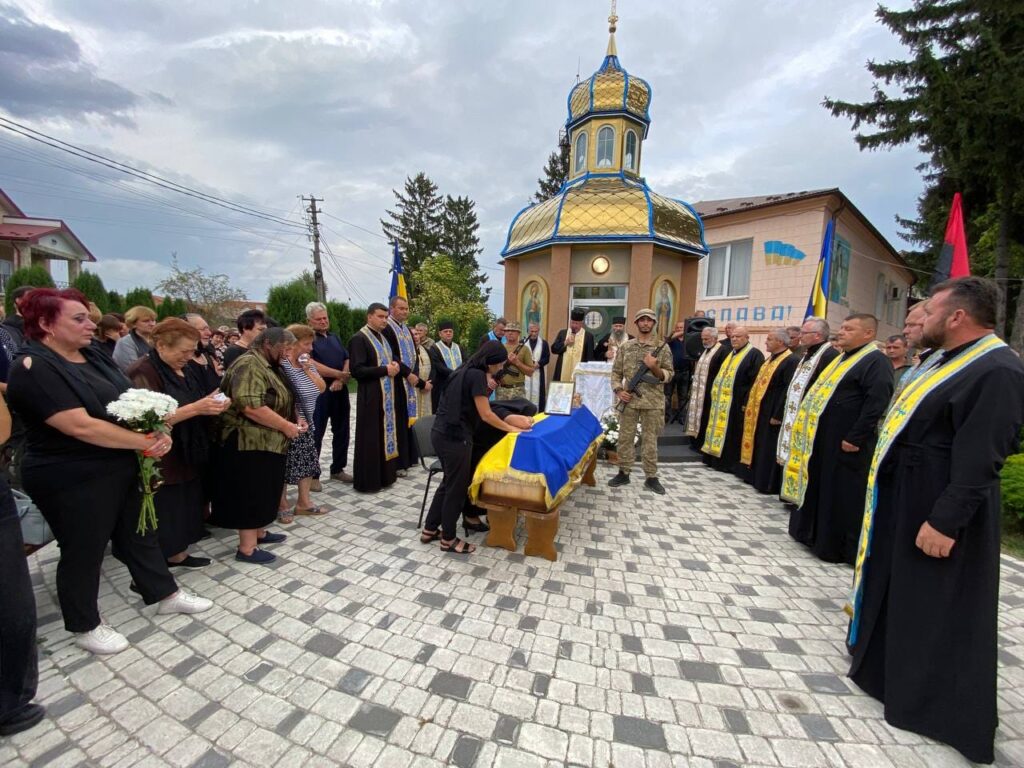 На Прикарпатті на колінах зустріли полеглого Героя Ігоря Левицького ФОТО