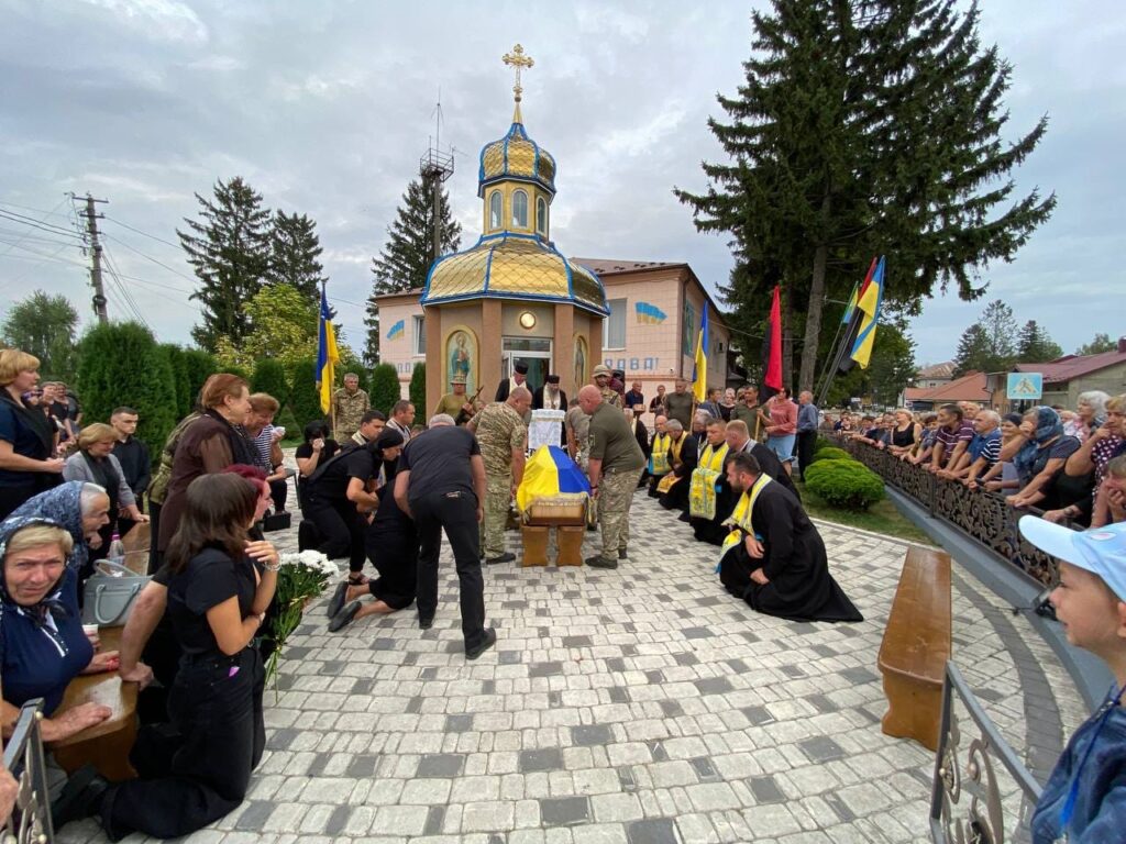 На Прикарпатті на колінах зустріли полеглого Героя Ігоря Левицького ФОТО