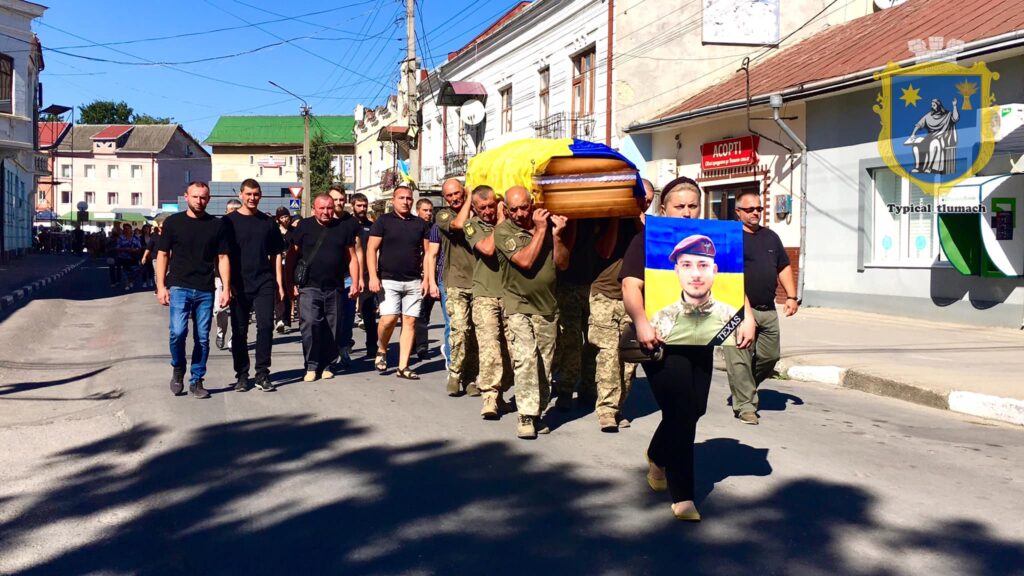 У Тлумачі провели на вічний спочинок полеглого молодого військового Павла Периняка