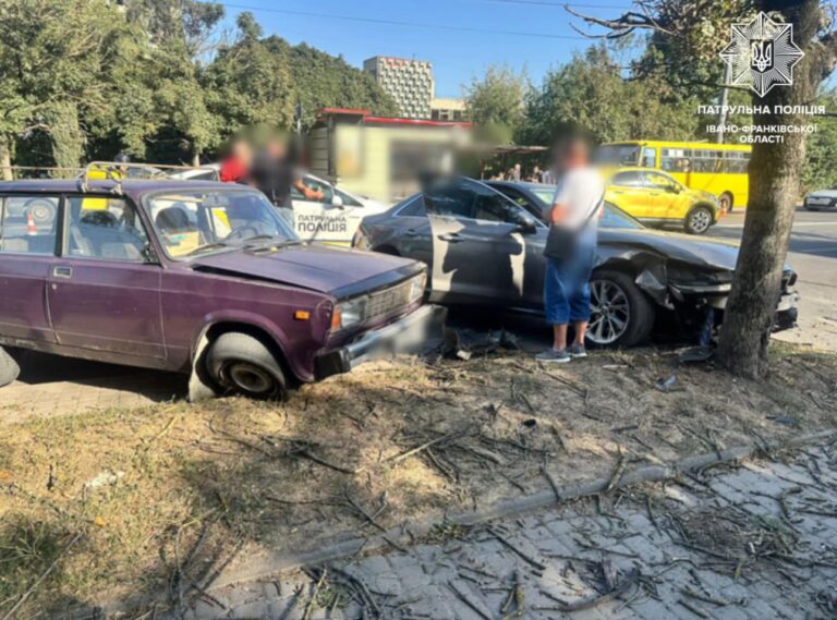 ДТП у Франківську: зіштовхнулися три автомобілі