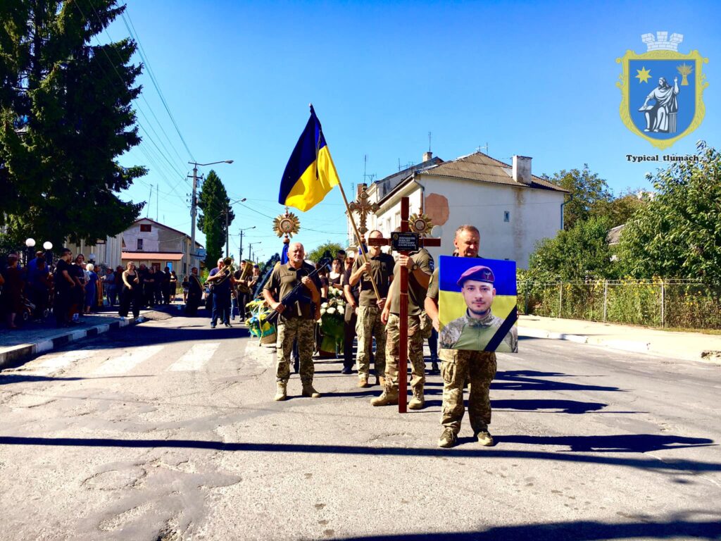 У Тлумачі провели на вічний спочинок полеглого молодого військового Павла Периняка