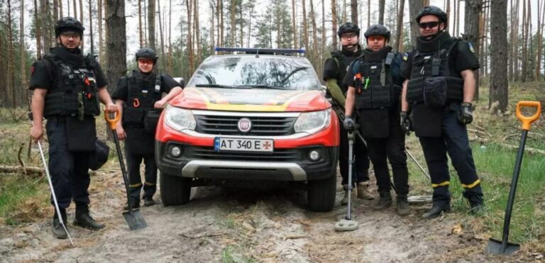 Прикарпатські піротехніки продовжують розміновувати деокуповані території України