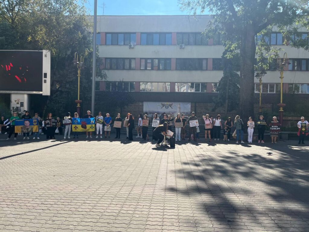 У Франківську люди зібралися на акцію підтримки полонених та зниклих безвісти захисників