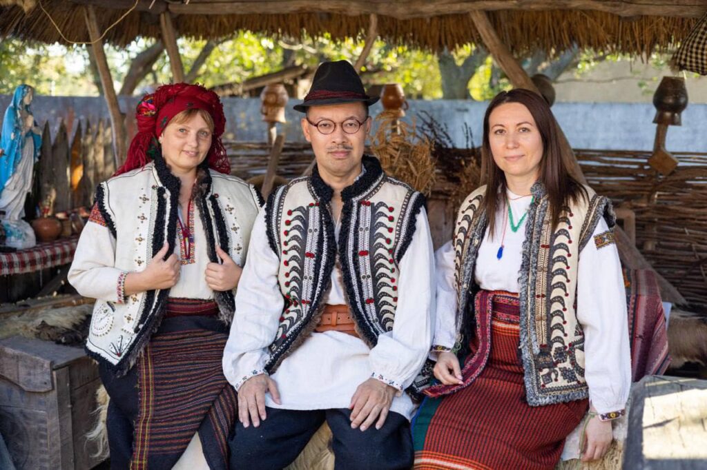 приміряв на себе покутський стрій,Президент Асоціації україністів Японії приміряв на себе покутський стрій,Богдан Станіславський