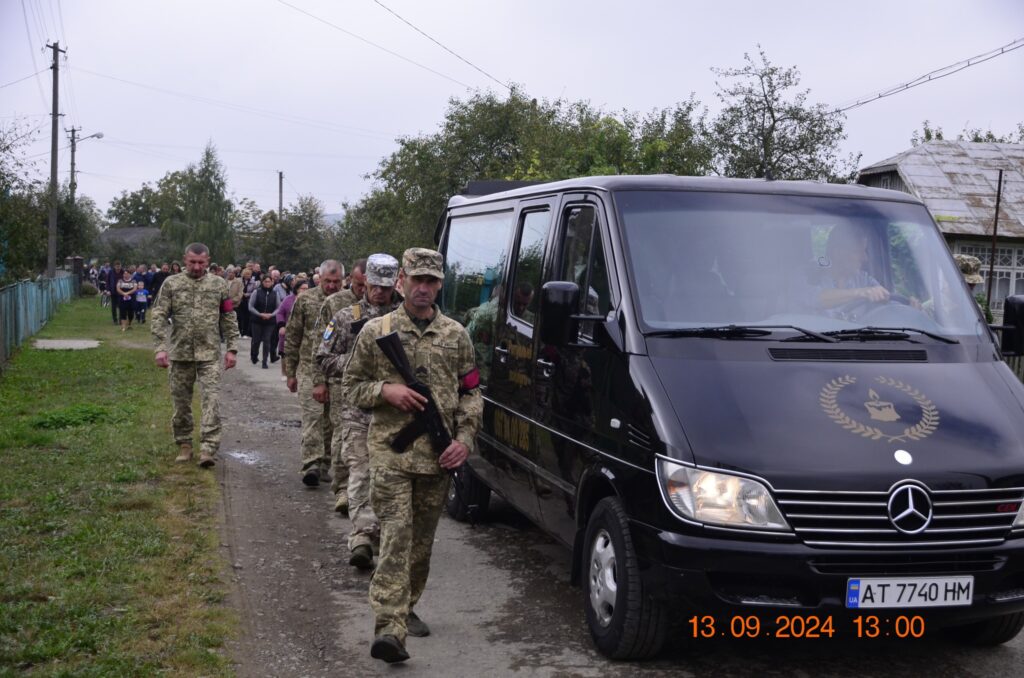 На Богородчанщині провели в останню дорогу захисника Михайла Чепорнюка