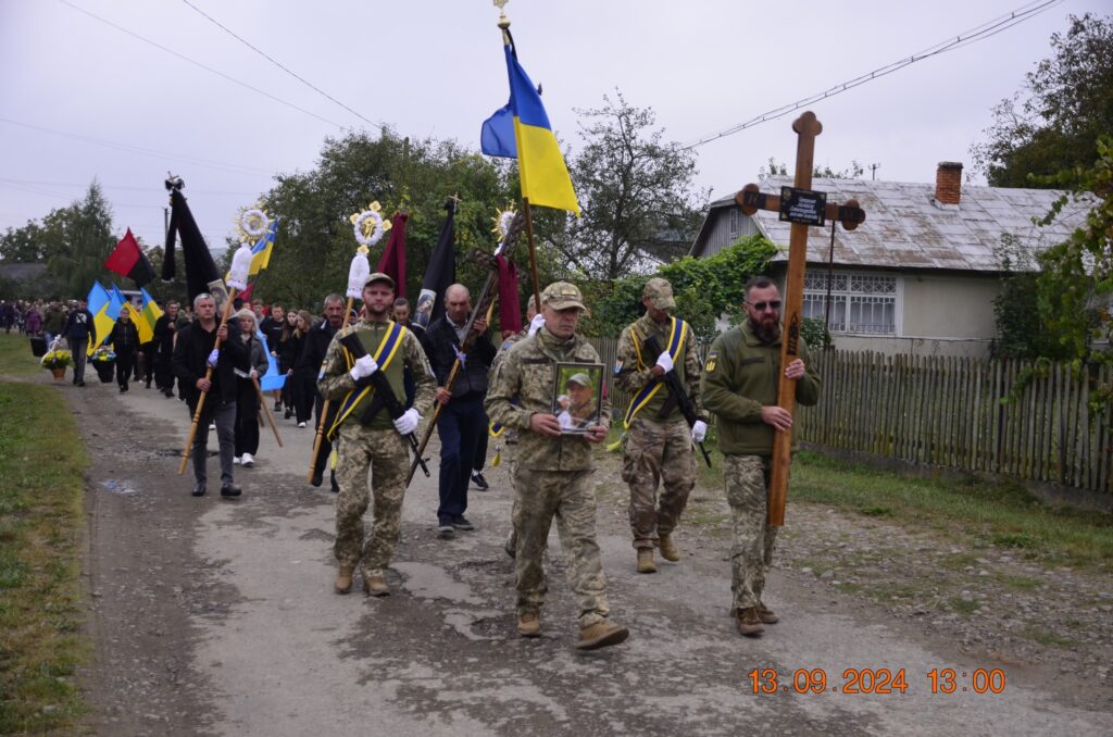 На Богородчанщині провели в останню дорогу захисника Михайла Чепорнюка