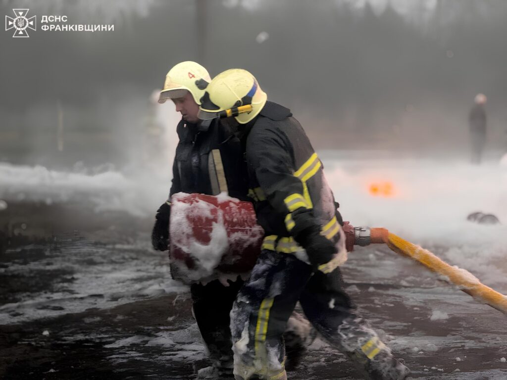 На Прикарпатті ліквідували масштабну пожежу на промисловому підприємстві, спричинену атакою РФ