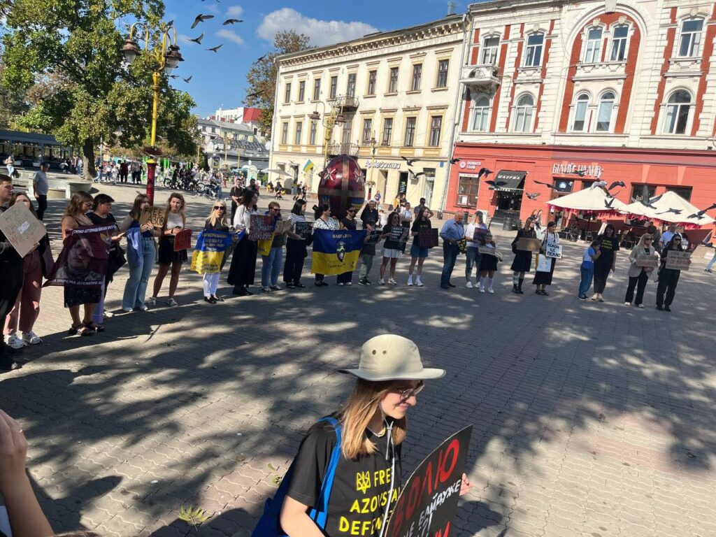 У Франківську люди зібралися на акцію підтримки полонених та зниклих безвісти захисників