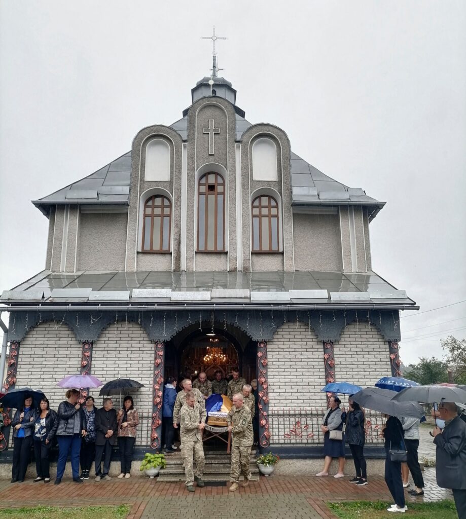 В Галицькій громаді провели в останню путь полеглого героя Олександра Дирду ФОТОРЕПОРТАЖ