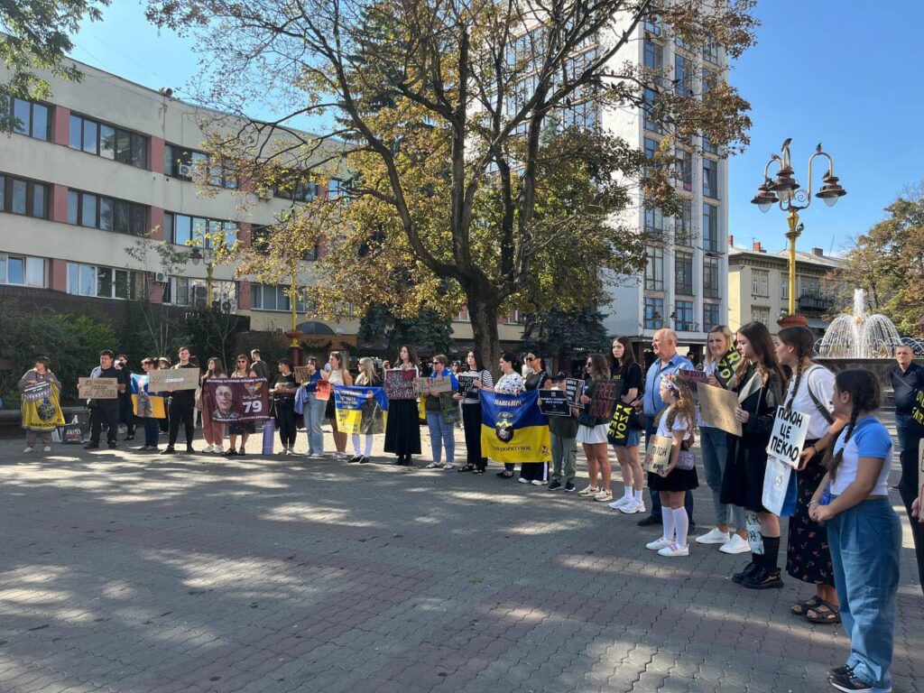 У Франківську люди зібралися на акцію підтримки полонених та зниклих безвісти захисників