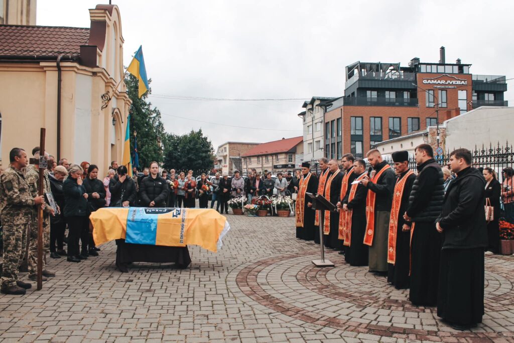 У Коломиї навколішки та зі сльозами провели в останню путь Героя Андрія Биця