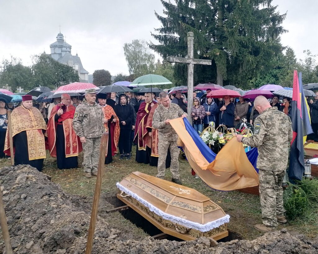 В Галицькій громаді провели в останню путь полеглого героя Олександра Дирду ФОТОРЕПОРТАЖ