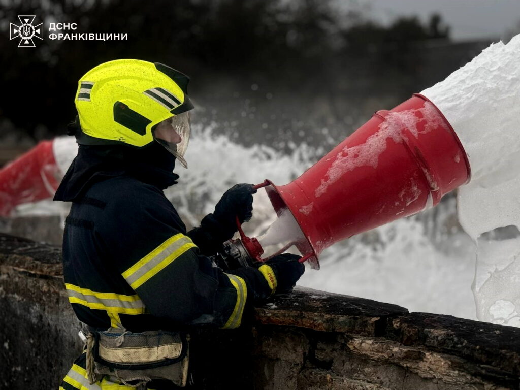 На Прикарпатті ліквідували масштабну пожежу на промисловому підприємстві, спричинену атакою РФ