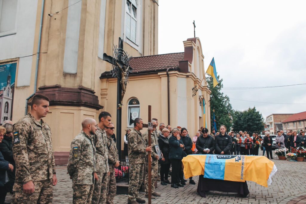 У Коломиї навколішки та зі сльозами провели в останню путь Героя Андрія Биця