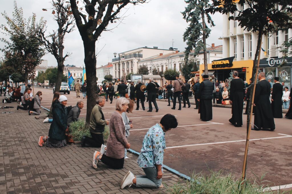 У Коломиї навколішки та зі сльозами провели в останню путь Героя Андрія Биця