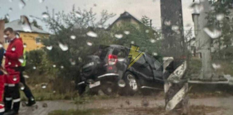 У Франківську на Галицькій автівка злетіла з дороги в кювет