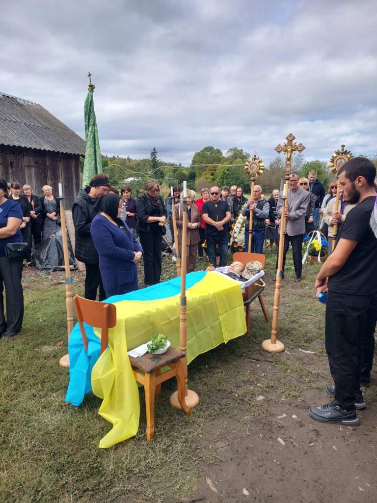 На Прикарпатті громада провела в останню путь Героя Дмитра Стебеляка