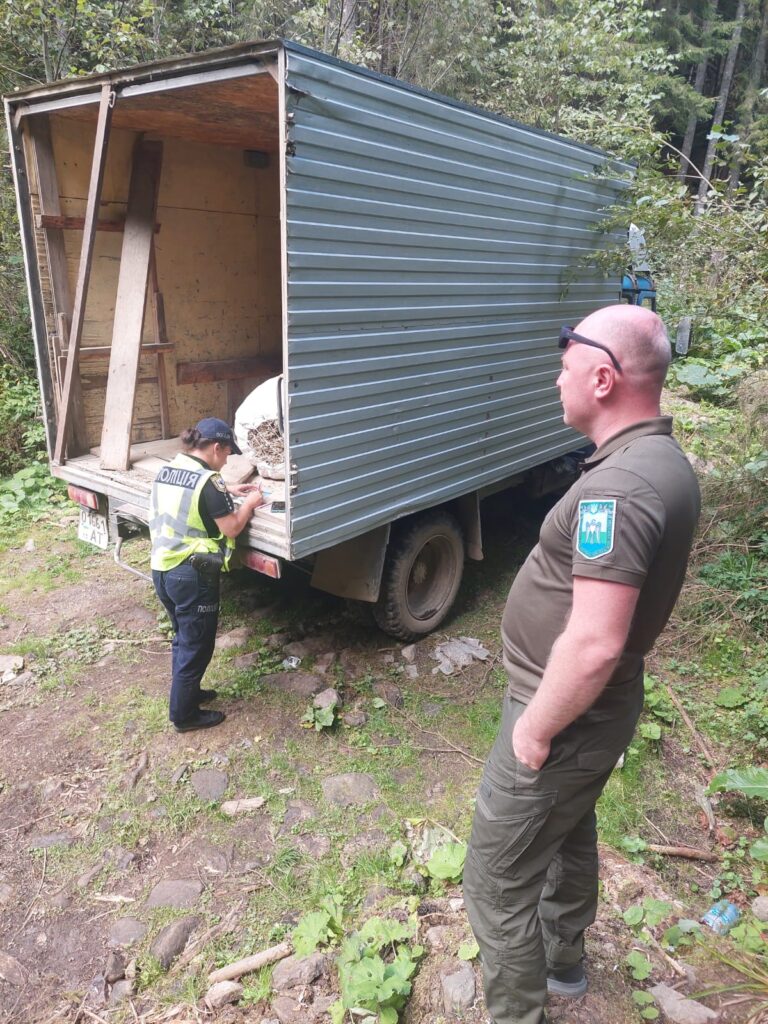 На Прикарпатті спіймали чергових збирачів ісландського моху. ФОТО