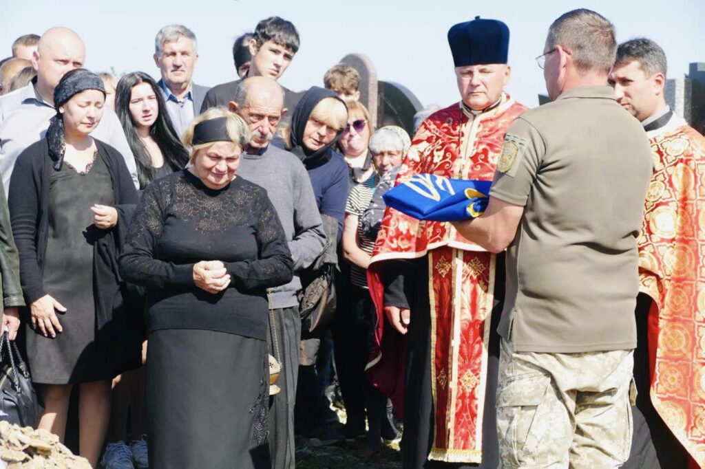 У Калуській громаді поховали захисника Андрія Онопченка