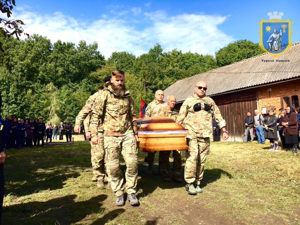 Скорботна Обертинська громада попрощалася із військовим Олександром Бойчуком