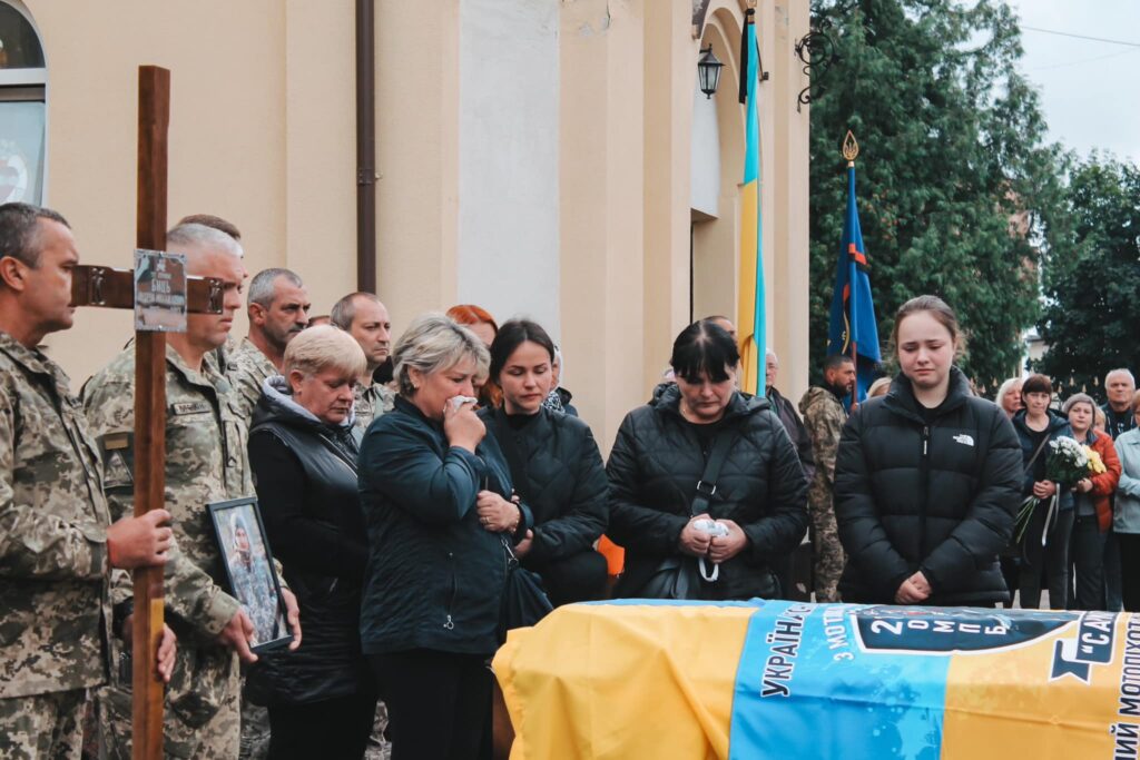 У Коломиї навколішки та зі сльозами провели в останню путь Героя Андрія Биця