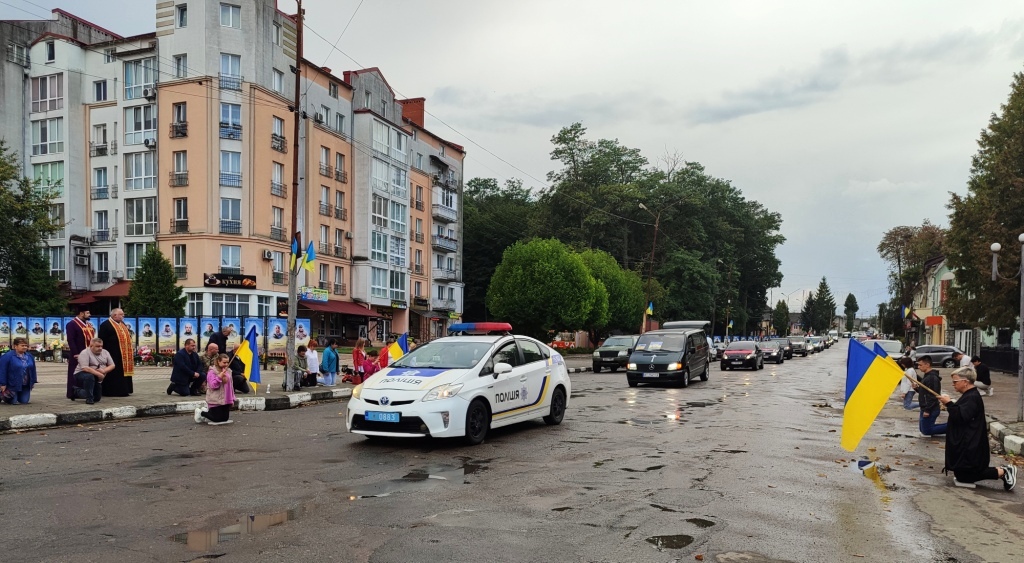 У Тлумачі на колінах зустріли полеглого Героя Олександра Бойчука ФОТО