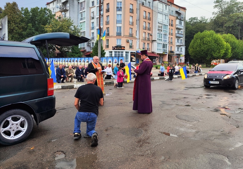 У Тлумачі на колінах зустріли полеглого Героя Олександра Бойчука ФОТО