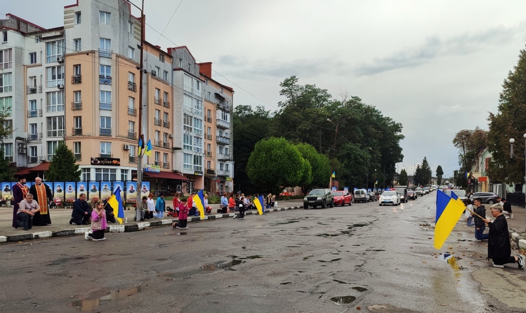 У Тлумачі на колінах зустріли полеглого Героя Олександра Бойчука ФОТО