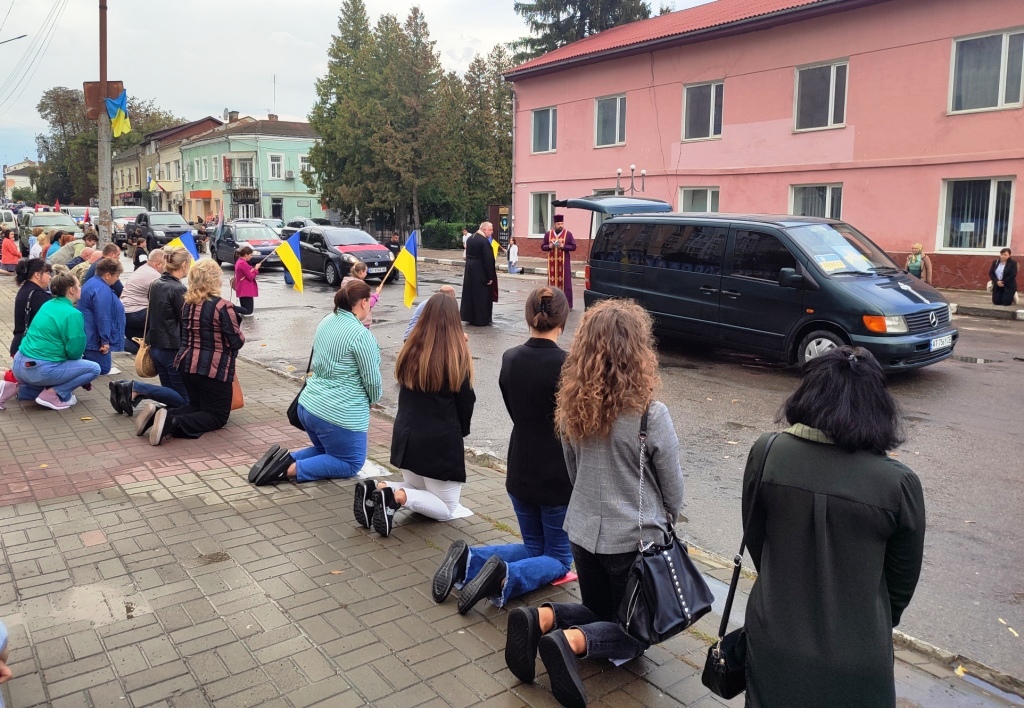 У Тлумачі на колінах зустріли полеглого Героя Олександра Бойчука ФОТО