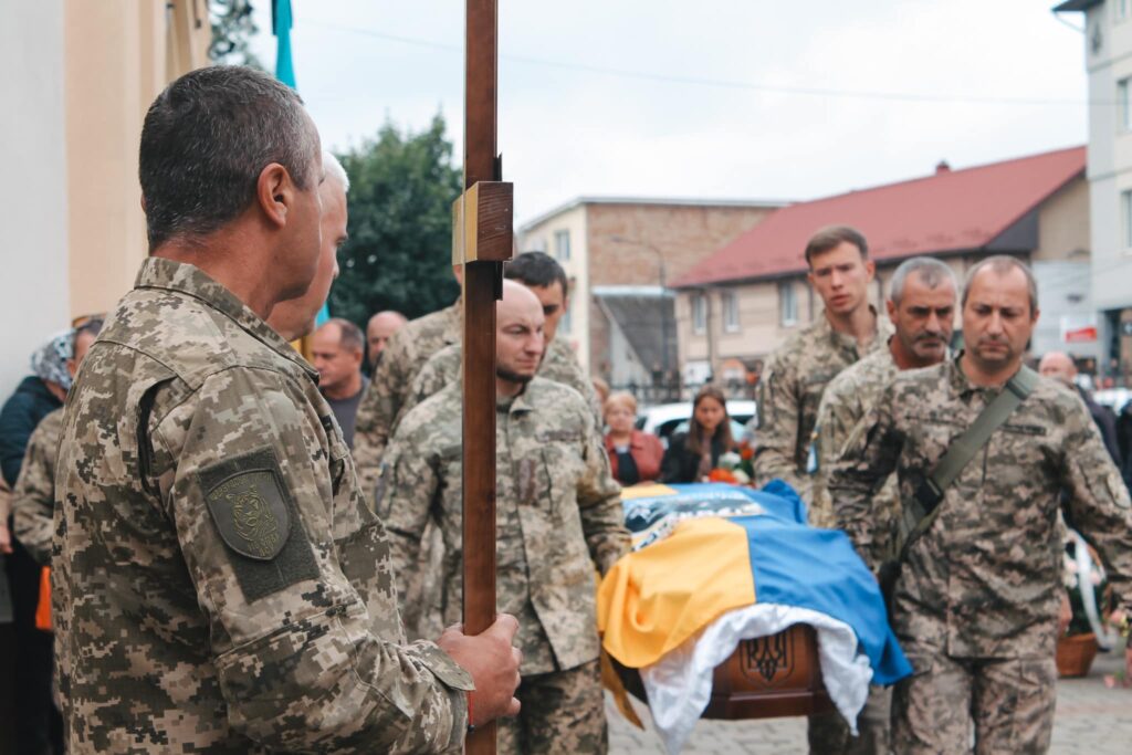 У Коломиї навколішки та зі сльозами провели в останню путь Героя Андрія Биця