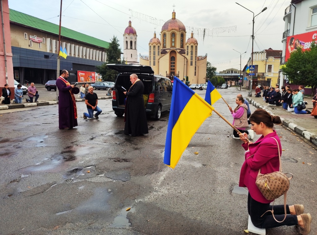 У Тлумачі на колінах зустріли полеглого Героя Олександра Бойчука ФОТО