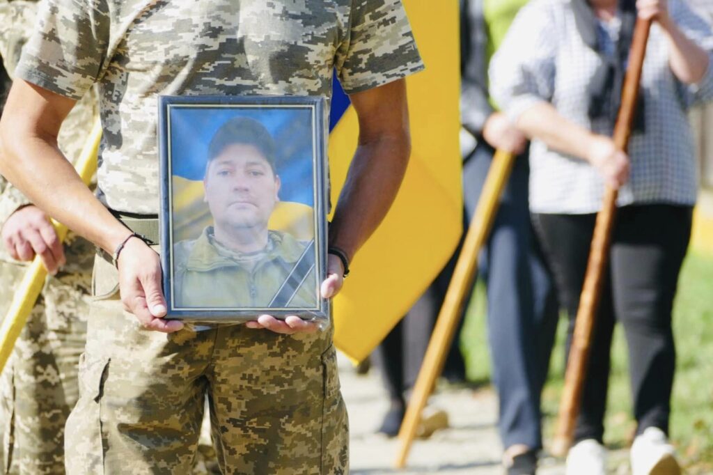 У Калуській громаді поховали захисника Андрія Онопченка