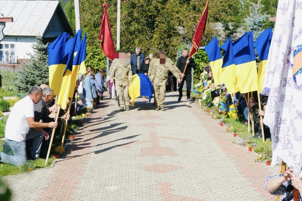 У Калуській громаді поховали захисника Андрія Онопченка