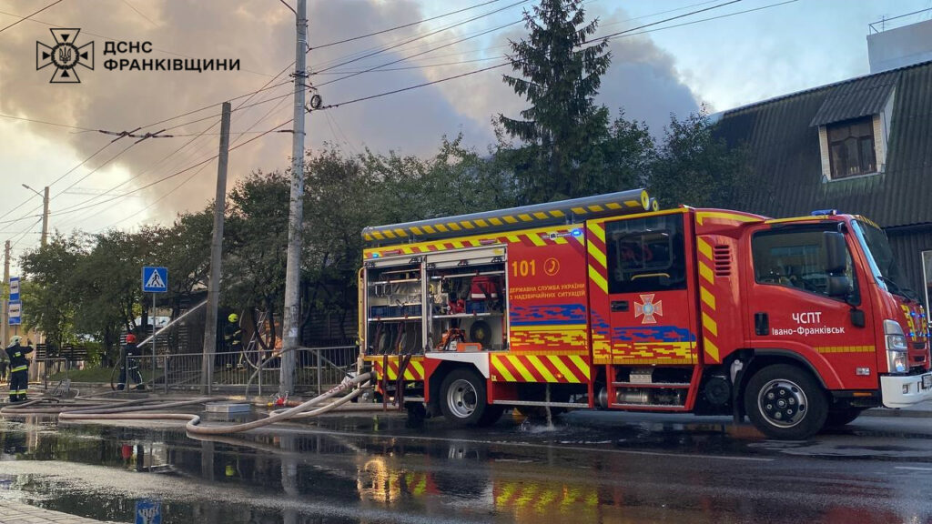 Франківські рятувальники приборкали масштабну пожежу кафе на Пасічній