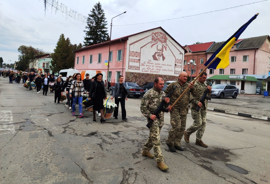 В останню путь на Франківщині провели загиблого Героя Юрія Острижнюка