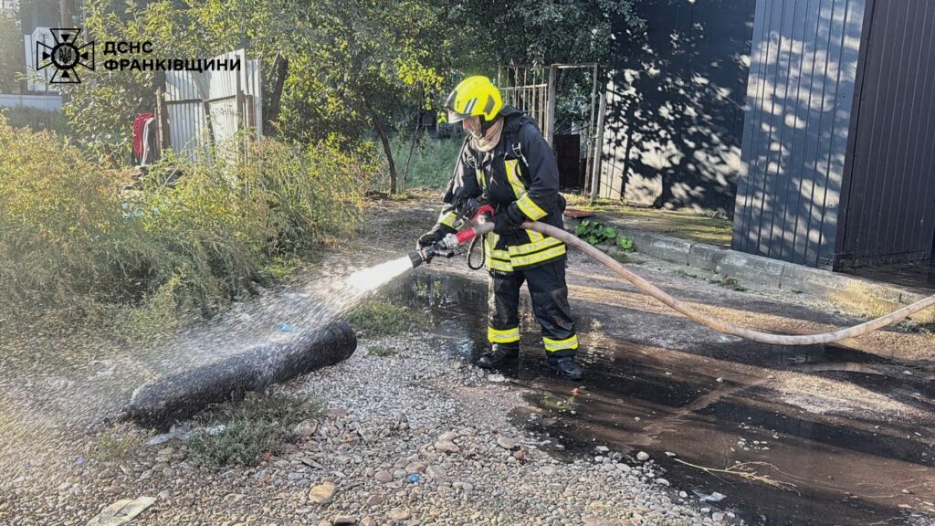 Франківські рятувальники приборкали масштабну пожежу кафе на Пасічній