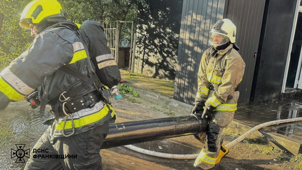 Франківські рятувальники приборкали масштабну пожежу кафе на Пасічній