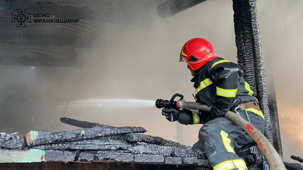 Франківські рятувальники приборкали масштабну пожежу кафе на Пасічній