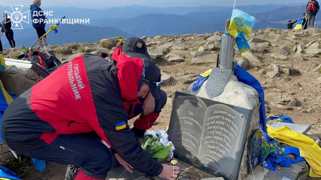 Прикарпатські рятувальники зійшли на Говерлу,вшанувати пам'ять полеглих захисників,Головне управління ДСНС України в Івано-Франківській області