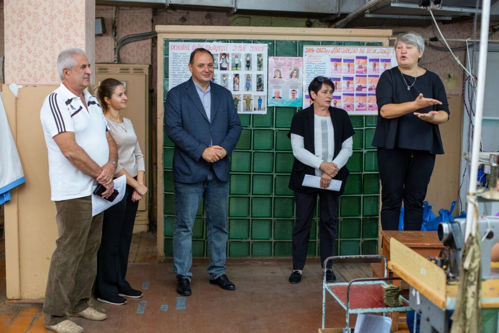 Франківці з вадами слуху шиють добротний одяг та білизну для захисників